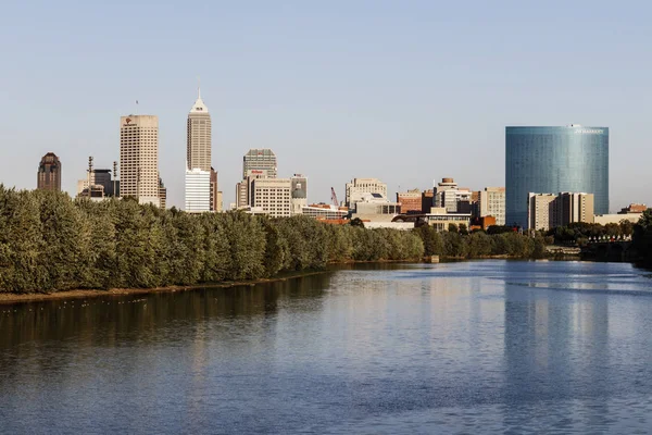 Indianapolis - Circa October 2019: Indianapolis downtown skyline along the White River with Indy landmarks Salesforce and Key Bank towers, Hilton, and JW Marriott Hotel — Stock Photo, Image