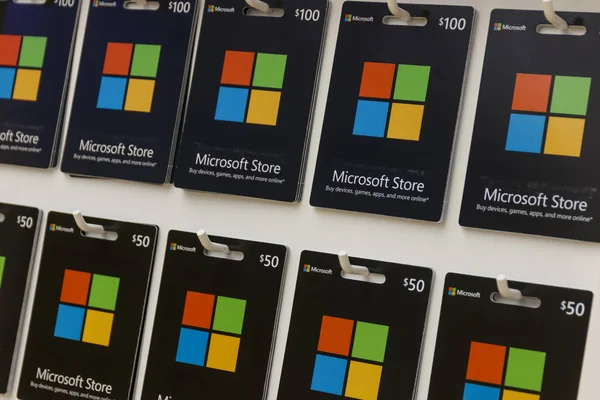 Indianapolis - Circa Septembrie 2019: Carduri cadou Microsoft. Microsoft dezvoltă și produce software pentru Windows și Surface — Fotografie, imagine de stoc