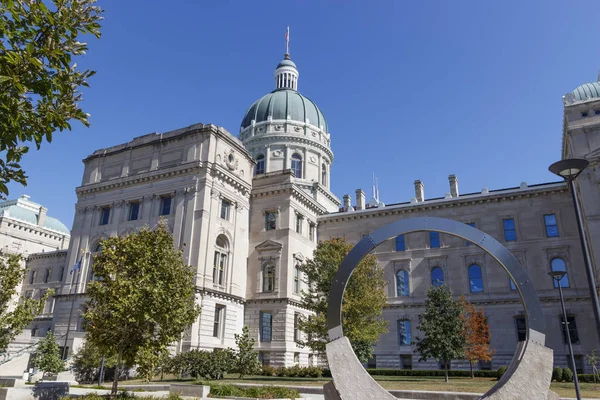 Indianápolis - Circa Octubre 2019: Dale Enochs '"Time Flow" framing the Indiana State House. Parte de la colección de arte público de Indiana State House — Foto de Stock