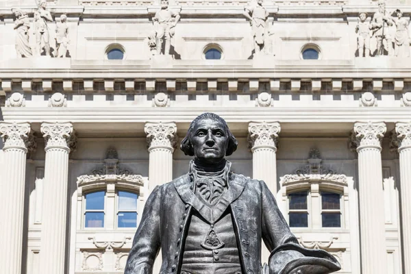 Indianápolis - Circa octubre 2019: Estatua de George Washington hace guardia en el extremo sur del Capitolio Estatal de Indiana — Foto de Stock