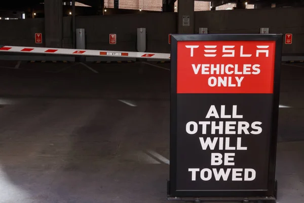 Indianapolis - ca. Oktober 2019: Tesla-Parkplatz für Elektrofahrzeuge. Tesla ev Modell 3, s und x sind ein Schlüssel zu einer saubereren und grüneren Umwelt — Stockfoto