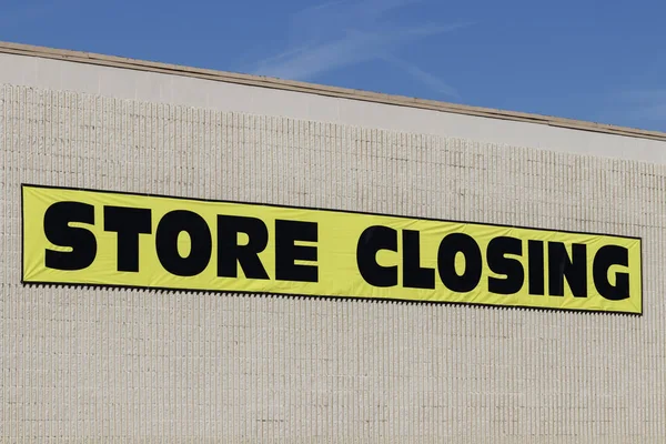 Store Closing sign close up on the side of a business — Stock Photo, Image