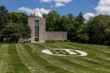 Indianapolis - Mayıs 2020: Holcomb Rasathanesi ve Butler Üniversitesi kampüsündeki Planetaryum. Teleskop, Indiana eyaletindeki en büyük teleskoptur..