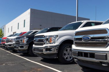Indianapolis - Mayıs 2020: Ford F150 bir galeride sergileniyor. Ford Lincoln ve Motorcraft markaları altında ürünler satıyor..