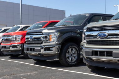 Indianapolis - Mayıs 2020: Ford F150 bir galeride sergileniyor. Ford Lincoln ve Motorcraft markaları altında ürünler satıyor..