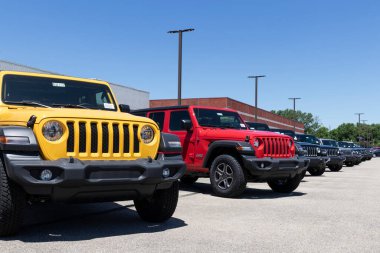 Indianapolis - Mayıs 2020: Jeep Wranglers bir Chrysler Jeep bayisinde sergileniyor. FCA 'nın yan kuruluşları Chrysler, Dodge, Jeep ve Ram' dır..
