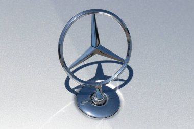 Indianapolis - Mayıs 2020: Mercedes Benz Ayakta Duran Yıldız Başlıklı Süsleri. Üç noktalı yıldızın kökeni 1909 'a kadar uzanıyor..