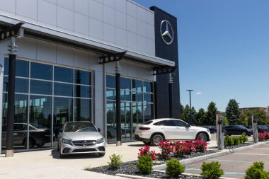 Indianapolis - Mayıs 2020 civarı Mercedes-Benz bayiliği. Mercedes-Benz küresel otomobil üreticisi ve Daimler AG 'nin bir bölümü..