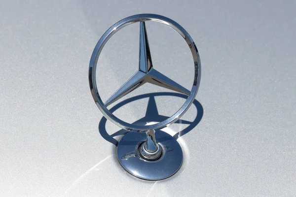 Indianapolis Vers Mai 2020 Mercedes Benz Standing Star Hood Ornament — Photo