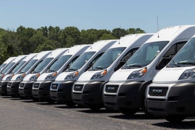 Indianapolis - Haziran 2020: Ram 1500 ProMaster sergisi bir Chrysler bayiliğinde. FCA 'nın yan kuruluşları Chrysler, Dodge, Jeep ve Ram' dır..