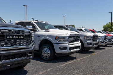 Indianapolis - Haziran 2020: Ram 1500 sergisi bir Chrysler Ram bayiliğinde. FCA 'nın yan kuruluşları Chrysler, Dodge, Jeep ve Ram' dır..