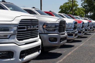 Indianapolis - Haziran 2020: Ram 1500 sergisi bir Chrysler Ram bayiliğinde. FCA 'nın yan kuruluşları Chrysler, Dodge, Jeep ve Ram' dır..