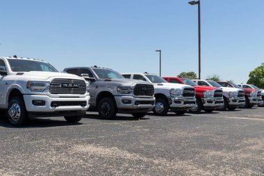 Indianapolis - Haziran 2020: Ram 1500 sergisi bir Chrysler Ram bayiliğinde. FCA 'nın yan kuruluşları Chrysler, Dodge, Jeep ve Ram' dır..