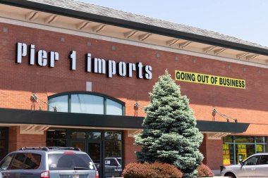 Indianapolis - Circa June 2020: Pier 1 İthalat Perakende Strip Alışveriş Merkezi Konumu. Rıhtım 1 iflas dilekçesi verdi ve tüm dükkanlarını kapatıyor..