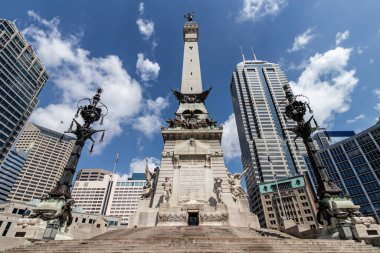 Indianapolis - Nisan 2020: Çemberde Satış Kulesi ve Şehir Merkezi olan Askerler ve Denizciler Anıtı.