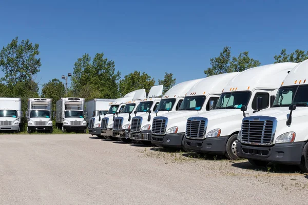 Indianapolis Приблизно Червень 2020 Freightliner Semi Tractor Trucks Lined Sale — стокове фото