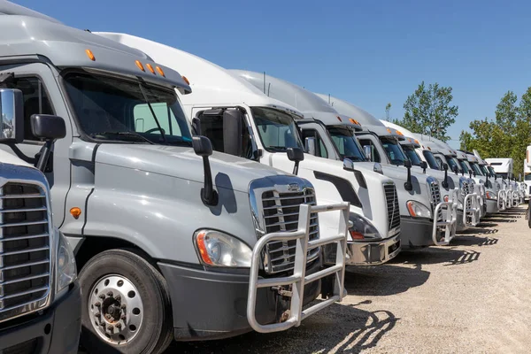 Indianapolis Circa Czerwiec 2020 Freightliner Volvo Naczepa Trailer Trucks Lined — Zdjęcie stockowe