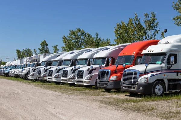 Indianapolis Circa Juni 2020 Freightliner Volvo Semi Tractor Trailer Trucks — Stockfoto