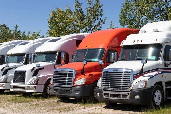 インディアナポリス サイクル2020年6月 貨物輸送車とボルボ セミトラクター トレーラー トラックが販売開始 貨物船はダイムラーが所有しています — ストック写真
