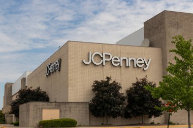 Indianapolis - Mayıs 2020: J. C. Penney mağazası. JCPenney iflas koruması için başvurdu ve birçok yeri kapatıyor.