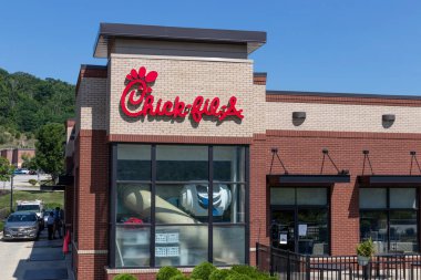 Fort Wright - Temmuz 2020: Chick-fil-A tavuk restoranı. Devam eden tartışmalara rağmen, Chick-fil-A çok popüler..