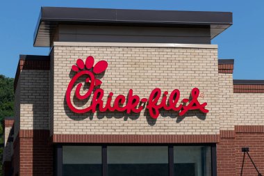 Fort Wright - Temmuz 2020: Chick-fil-A tavuk restoranı. Devam eden tartışmalara rağmen, Chick-fil-A çok popüler..