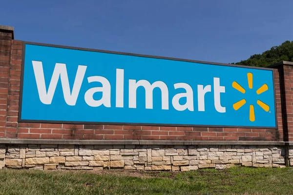 라이트 Circa July 2020 Walmart Retail Location 월마트는 군인들에게 환영의 — 스톡 사진