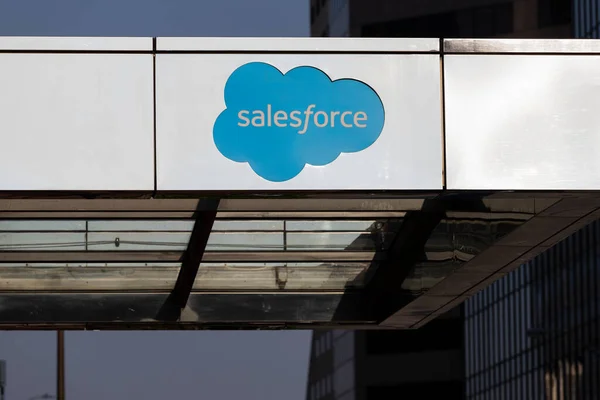 Indianapolis Приблизно Липень 2020 Salesforce Building Salesforce Має Намір Продовжувати — стокове фото