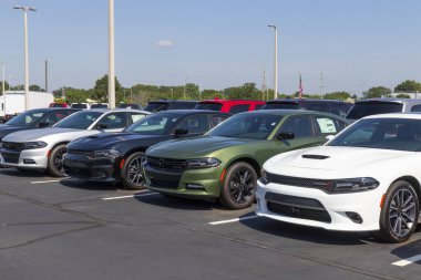 NoBlesville - Temmuz 2020: bir Chrysler bayiliğinde Dodge Charger sergisi. FCA 'nın yan kuruluşları Chrysler, Dodge, Jeep ve Ram' dır..