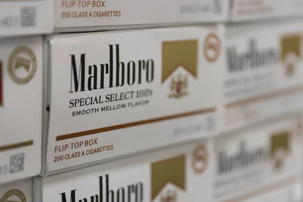 Indianápolis Circa Julio 2020 Expositor Cigarrillos Marlboro Marlboro Producto Del — Foto de Stock