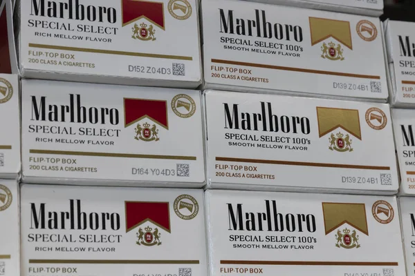 Indianapolis - ca. August 2016: Packung Marlboro-Zigaretten und  Zwanzig-Dollar-Scheine, die die hohen Kosten des Rauchens darstellen.  Marlboro ist ein Produkt der Altria-Gruppe. — Redaktionelles Stockfoto ©  jetcityimage2 #120043654