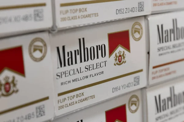 Indianapolis Około Lipca 2020 Wystawa Papierosów Marlboro Marlboro Jest Produktem — Zdjęcie stockowe