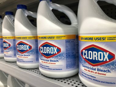 Indianapolis - Temmuz 2020: Clorox çamaşır suyu şişeleri. Clorox COVID-19 virüsünü etkili bir şekilde kontrol eden çamaşır suyu ürünleri üretiyor..
