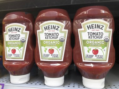 Indianapolis - Temmuz 2020: Kraft Heinz organik ketçap markası. Kraft Heinz dünyanın en büyük beşinci gıda şirketi..
