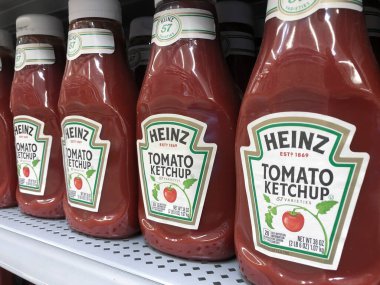 Indianapolis - Temmuz 2020: Kraft Heinz marka ketçap. Kraft Heinz dünyanın en büyük beşinci gıda şirketi..