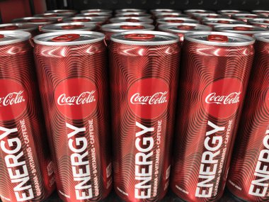 Indianapolis - Temmuz 2020: Coca Cola Enerji içecek kutuları. Kokain, Canavar İçecek Şirketi 'nin faizini aldıktan sonra enerji içeceği pazarına girdi..