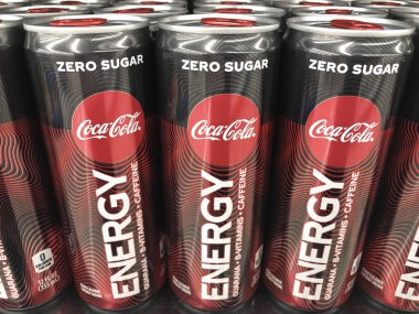 Indianapolis - Temmuz 2020: Coca Cola Energy Zero Sugar içecek kutuları. Kokain, Canavar İçecek Şirketi 'nin faizini aldıktan sonra enerji içeceği pazarına girdi..