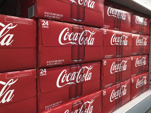 Indianápolis Circa Julio 2020 Casos Coca Cola Exhibición Productos Coque — Foto de Stock