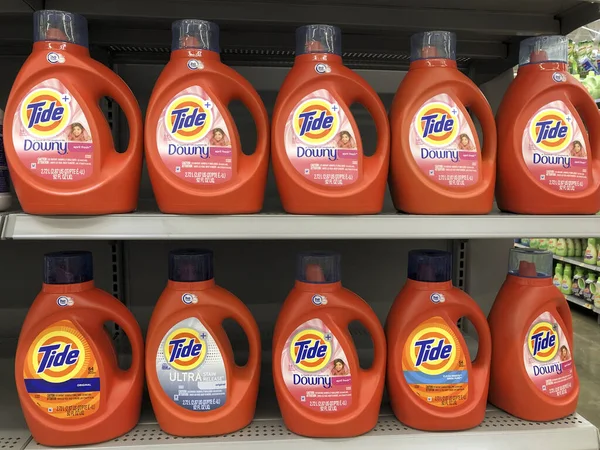 Indianapolis - Ağustos 2020: Gelgit deterjanı. Procter & Gamble 'ın en çok satan ürünleri arasında Tide deterjanının çeşitli çeşitleri yer almaktadır..