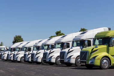 Indianapolis - Ağustos 2020: Volvo Semi Traktör Kamyonları Satılık Sıralandı. Volvo en büyük kamyon üreticilerinden biri..
