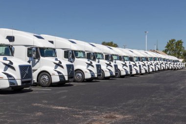 Indianapolis - Ağustos 2020: Volvo Semi Traktör Kamyonları Satılık Sıralandı. Volvo en büyük kamyon üreticilerinden biri..