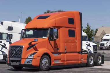 Indianapolis - Ağustos 2020: Volvo Semi Traktör Kamyonları Satılık Sıralandı. Volvo en büyük kamyon üreticilerinden biri..