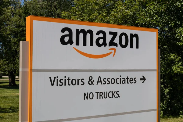 インディアナポリス Circa 2020年8月 Amazon Comフルフィルメントセンター Amazonは米国最大のインターネットベースの小売業者であり プライムデーを祝う — ストック写真