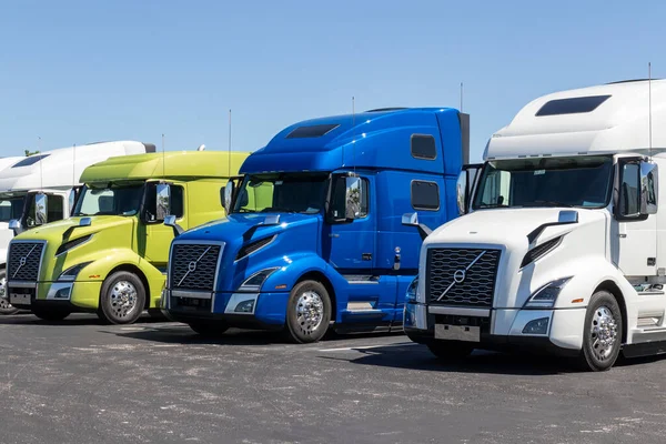 Indianapolis Приблизно Серпень 2020 Volvo Semi Tractor Trailer Trucks Lined — стокове фото