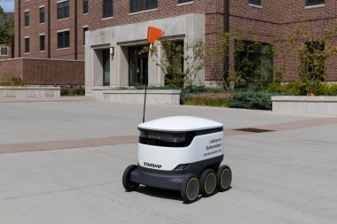 Batı Lafayette - Ağustos 2020: Purdue Üniversitesi 'nde Yıldızgemisi Teslimat Robotları. Yıldız Gemisi Robotları yerel gıda ve paket teslimat yapan otonom robotlardır..