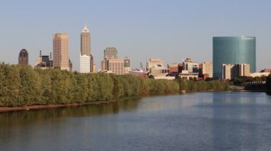 İndianapolis şehir merkezi Beyaz Nehir boyunca uzanan silueti Indy şehir simgeleri Salesforce ve Key Bank kuleleri, Hilton ve JW Marriott Hotel - 30.