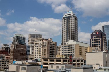 Indianapolis - Temmuz 2020: Salesforce, BMO ve Regions Bank kuleleri de dahil olmak üzere Indy şehir merkezi silueti. Indianapolis Indy 500, Colts ve Pacers 'a ev sahipliği yapıyor..