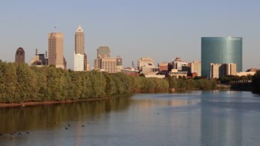 Indianapolis - circa October 2019: TIME LAPSE of Indianapolis şehir merkezi silueti Indy şehir simgeleri Salesforce ve Key Bank kuleleri, Hilton ve JW Marriott Hotel - 15 saniyelik klip