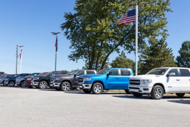 Plainfield - Eylül 2020: Ram 1500 Chrysler Ram bayiliğinde sergileniyor. FCA 'nın yan kuruluşları Chrysler, Dodge, Jeep ve Ram' dır..