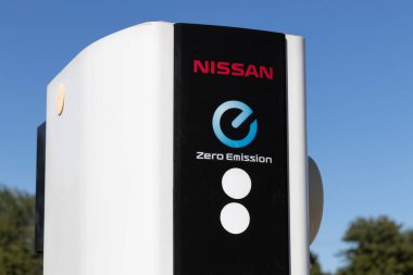 Avon - Eylül 2020: Yerel bir Nissan Araba bayiliğinde elektrikli taşıt hızlı şarj. Nissan LeAF EV tamamen elektriklidir..